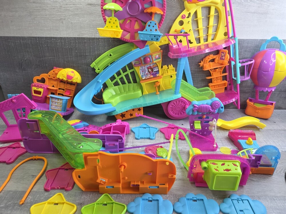 Polly Pocket Mall On The Wall Party Set By Mattel g57